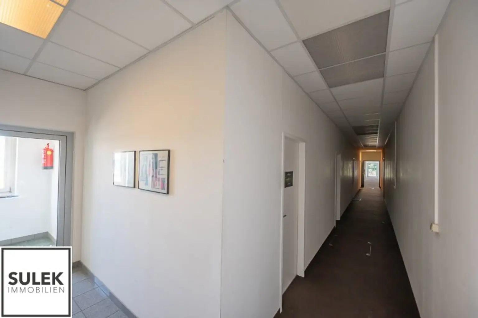 Grundstück mit vier Baukörpern - Büro-, Geschäfts- und Gewerbegebäude inkl. Parkplätzen in Vösendorf
