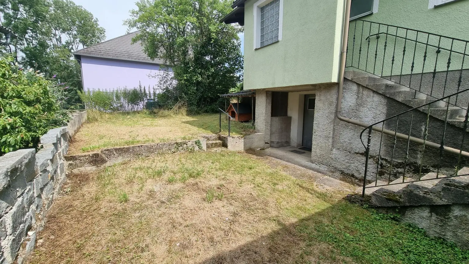 Charmantes Einfamilienhaus in ruhiger Grünlage – innen renoviert und bezugsbereit