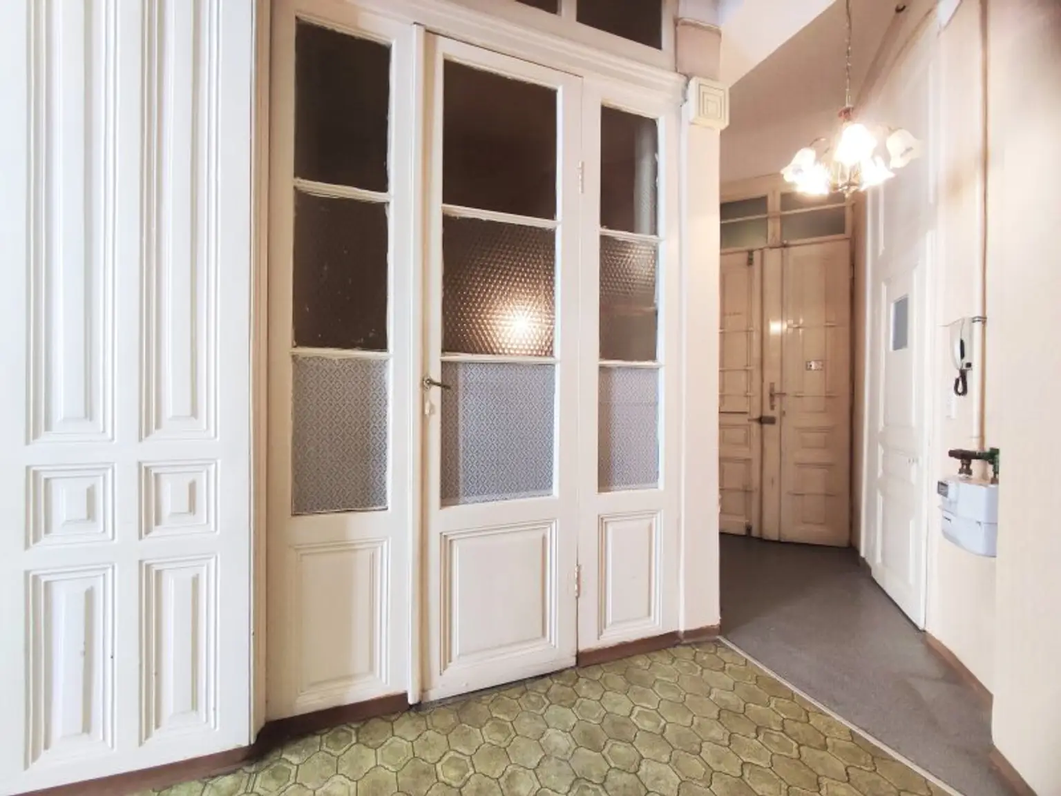 ALTBAU IN ZENTRALER LAGE - 3 zentral begehbare Zimmer durch Umbau möglich!