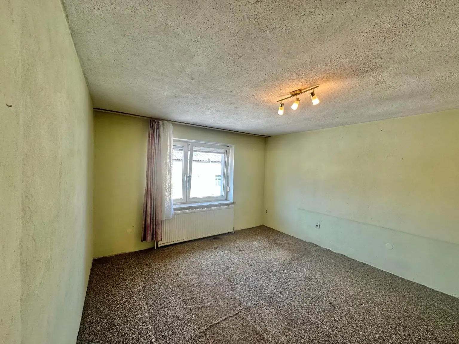 Ländliches Paradies - Sanierungsbedürftiges Landhaus auf großem Grundstück!