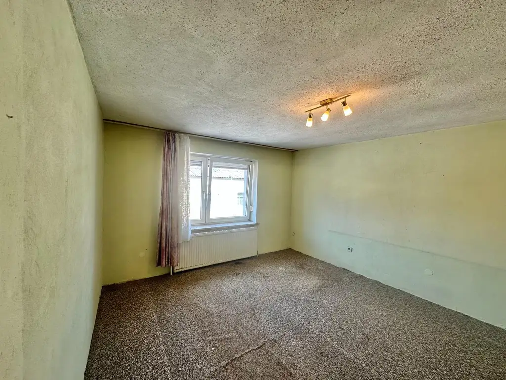 Ländliches Paradies - Sanierungsbedürftiges Landhaus auf großem Grundstück!