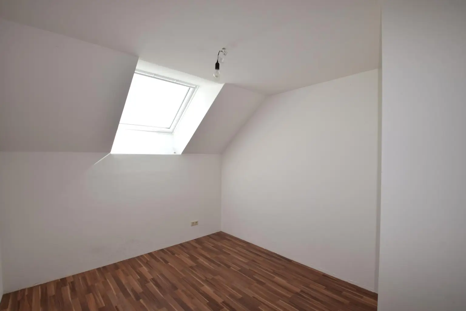 Platzwunder: Wohnung mit Eigengarten, 2 Parkplätzen, Keller & Dachboden