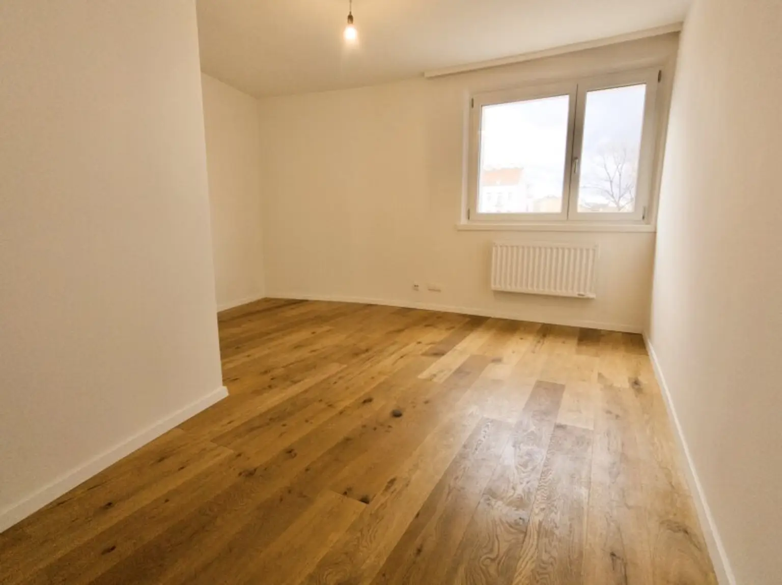 Wohnzimmer mit Zugang zu Küche und Vorzimmer