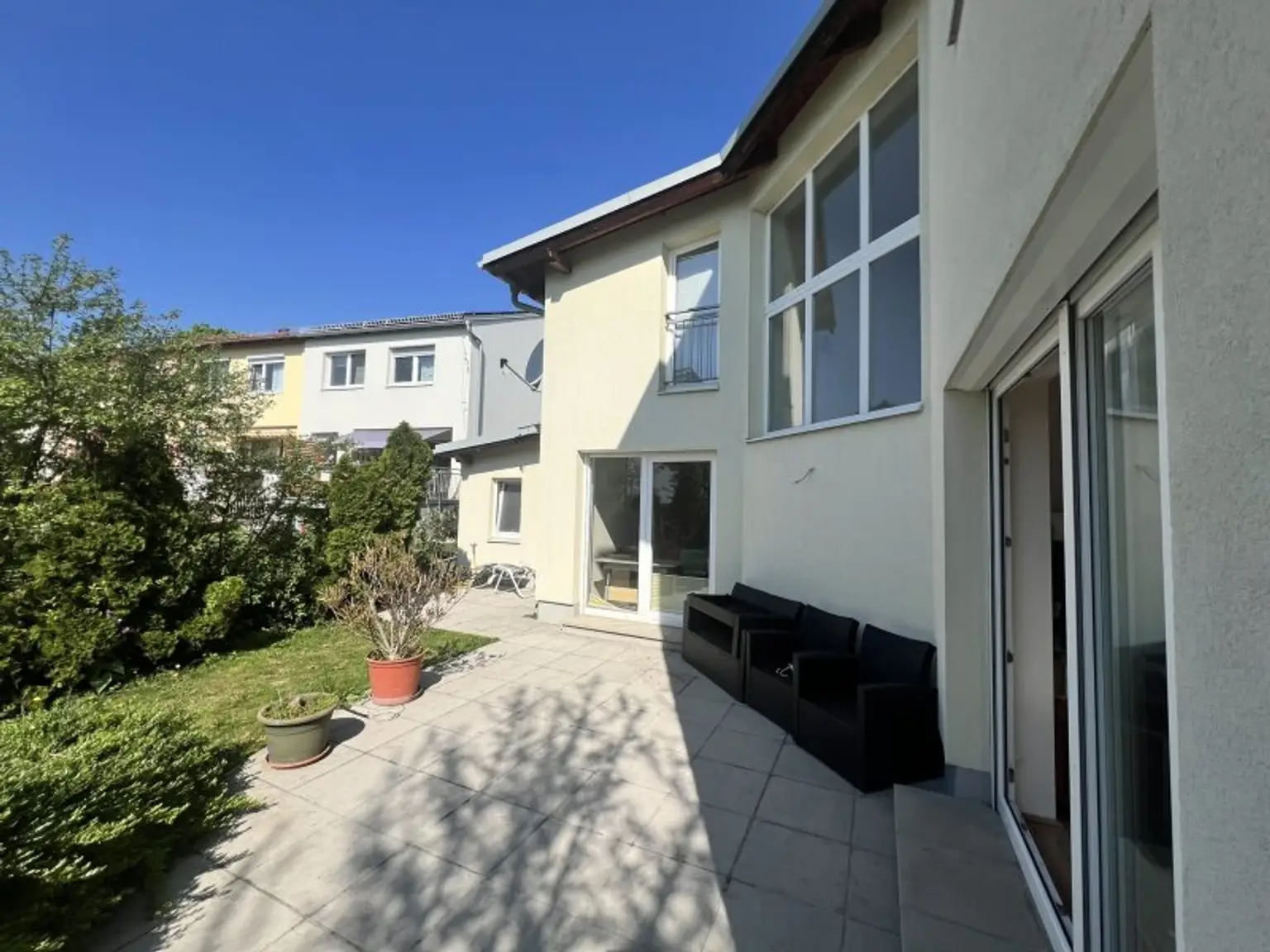 Moderne, zentrumsnahe Familienvilla mit großem Garten in gefragter Grünruhelage (!)