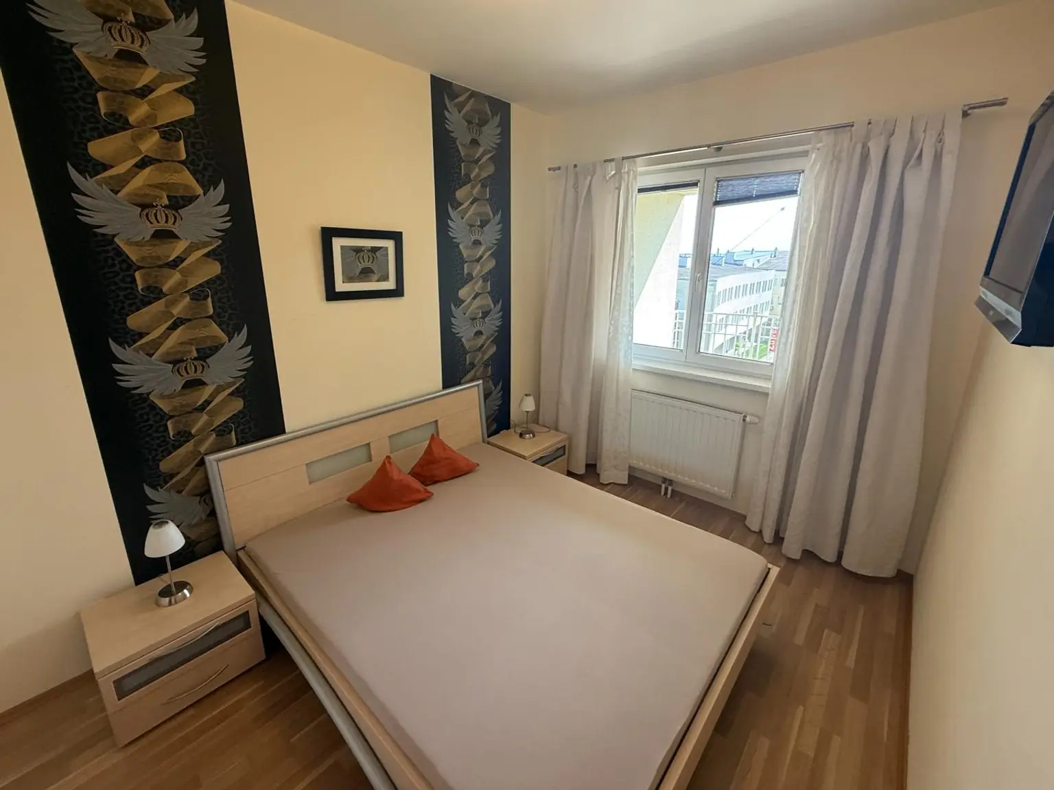 Schlafzimmer mit begehbarer Gardarobe