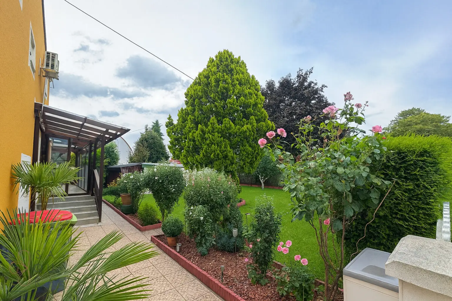 Charmantes Einfamilienhaus mit Einliegerwohnung, Garten und Garage – vielseitig nutzbar