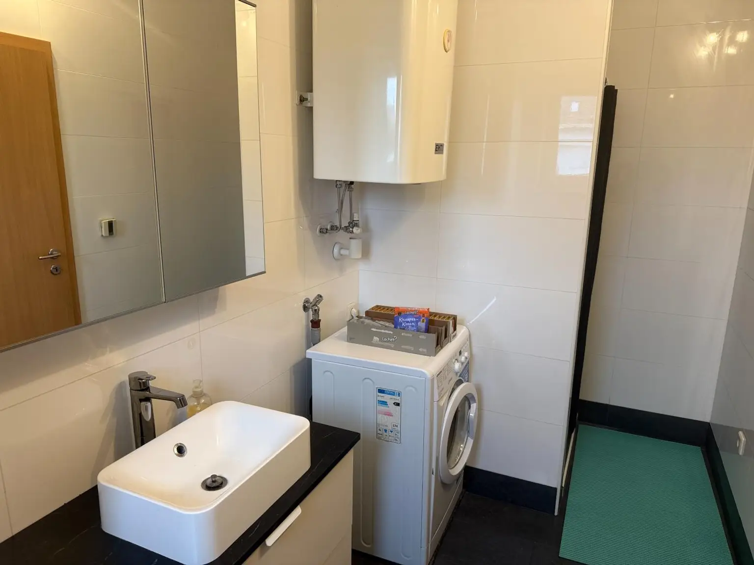 Bad mit Dusche, WC & Waschmaschinenanschluss