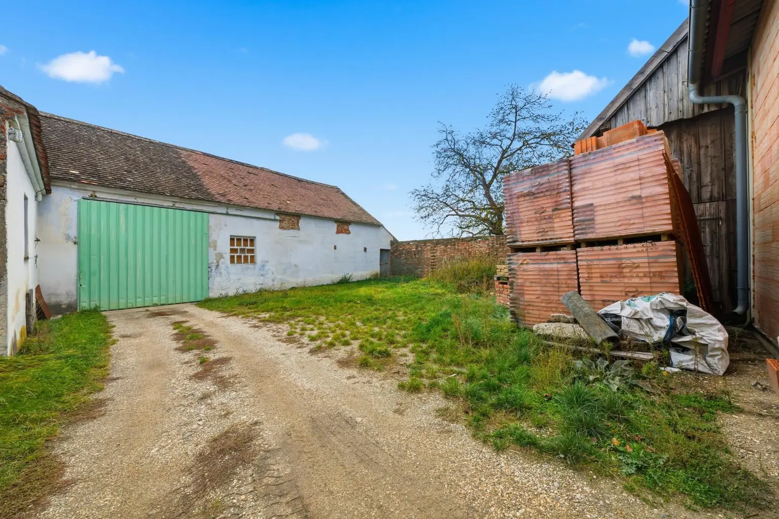 Vielseitige Gewerbe- und Wohnliegenschaft: diverse Hallenflächen, Wohngebäude und ein großzügiges Grundstück!