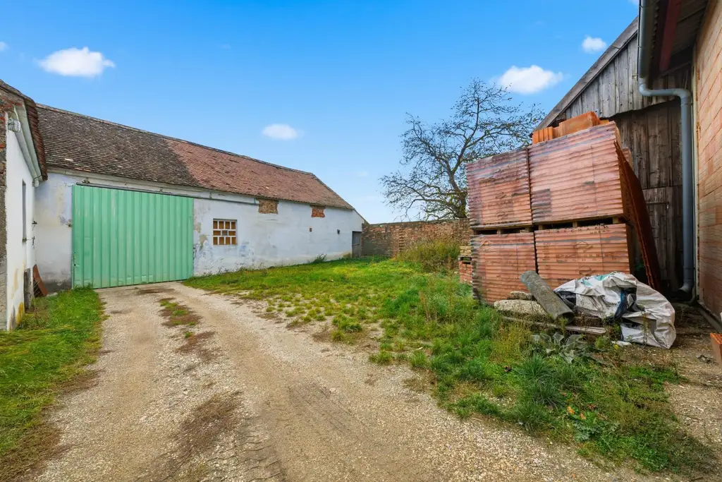 Vielseitige Gewerbe- und Wohnliegenschaft: diverse Hallenflächen, Wohngebäude und ein großzügiges Grundstück!