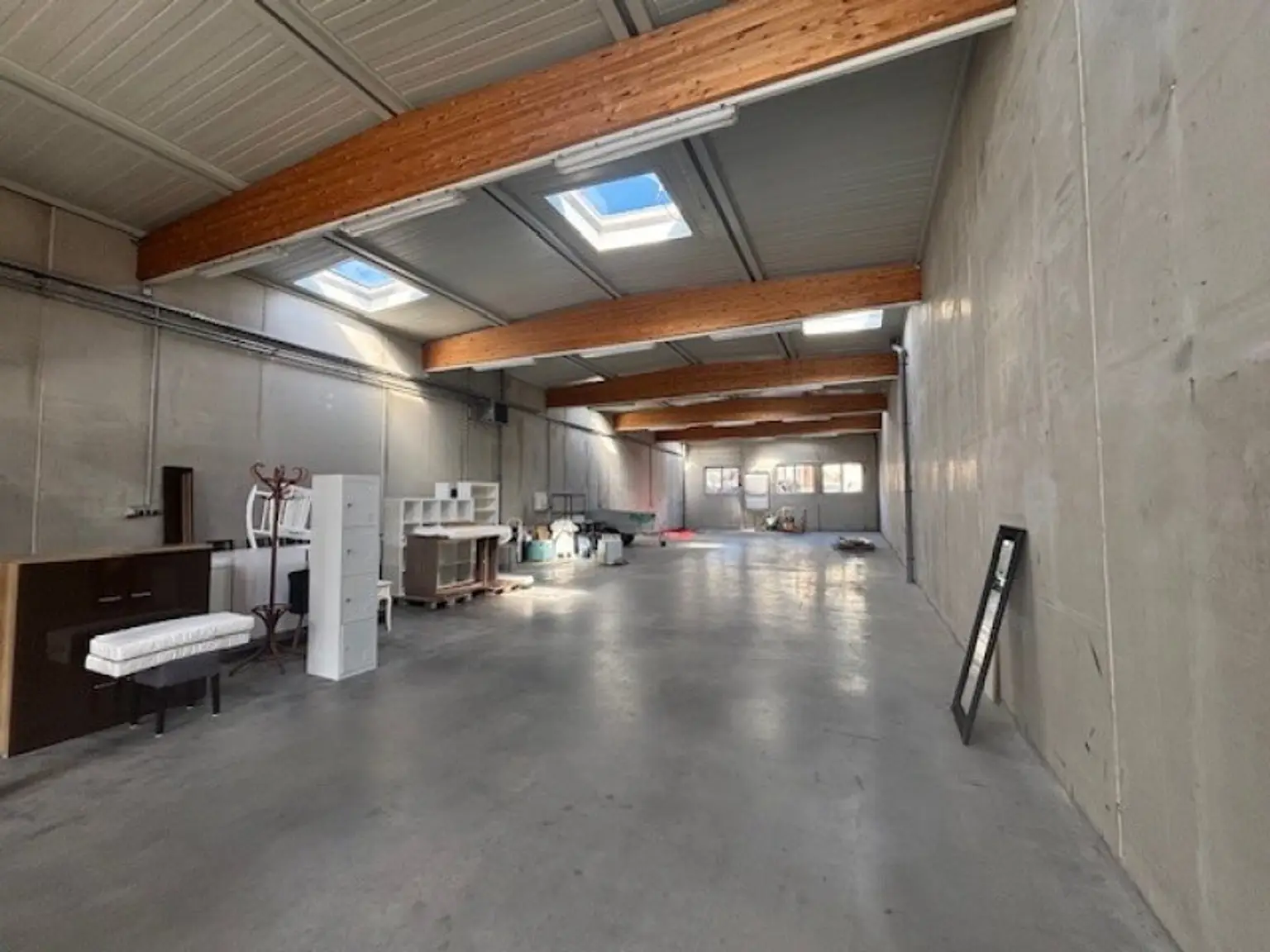 Neusiedl am See - modernes, großzügiges Bürogebäude mit Halle und Parkplatz