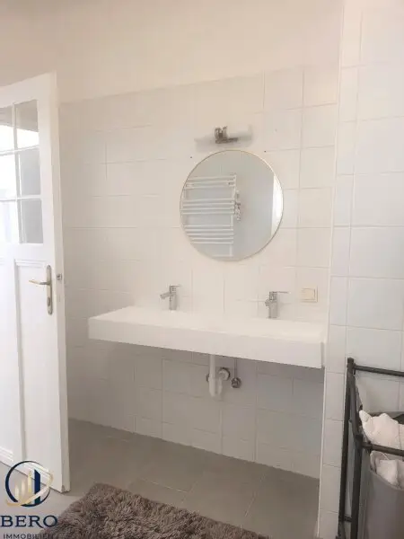 "Diese 5 Zimmer-Altbauwohnung mit sonniger Terrasse wartet genau auf SIE"