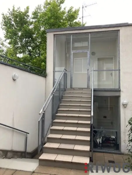 3 Zimmer-Penthouse-Wohnung mit Balkon in den grünen Innenhof gerichtet