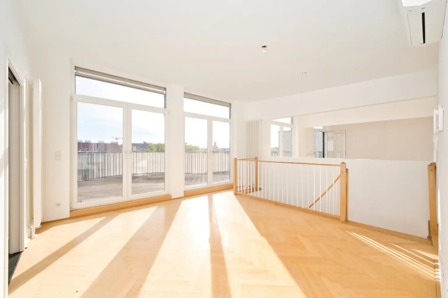 Traumhaftes Living im DG mit 100 m² Außenflächen, Studio & 172 m² Wohnraum!