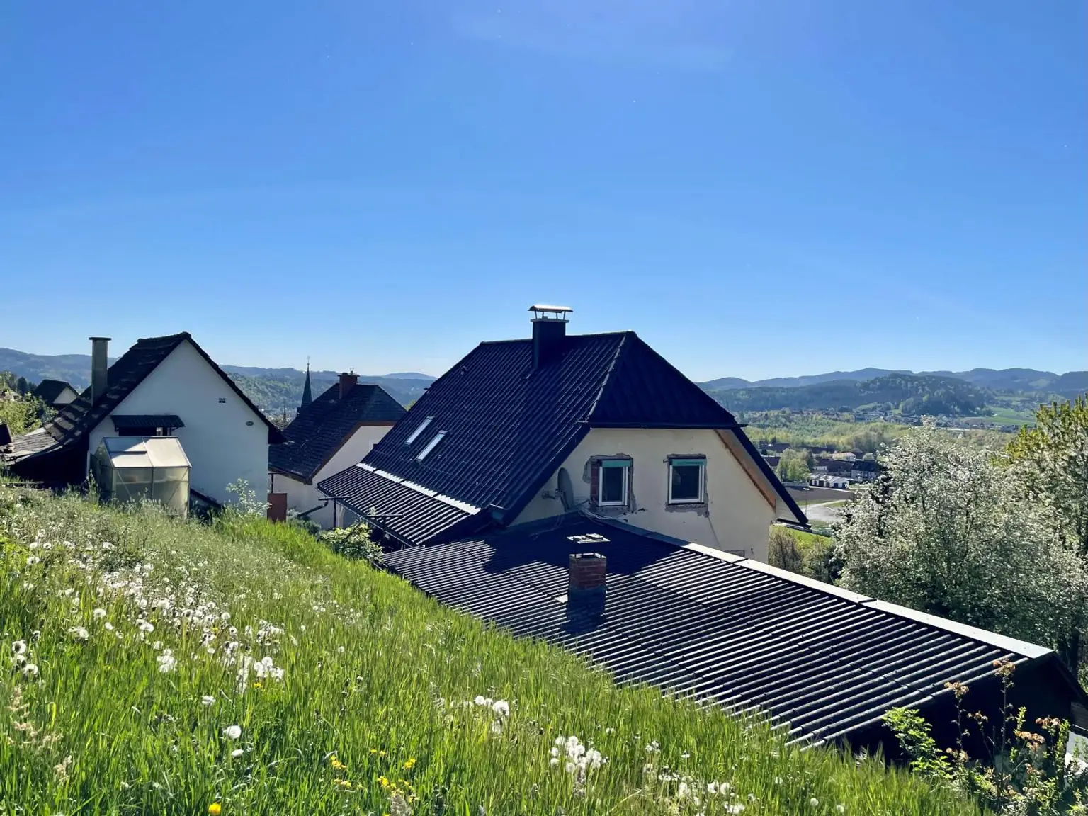 Haus mit Nebengebäuden