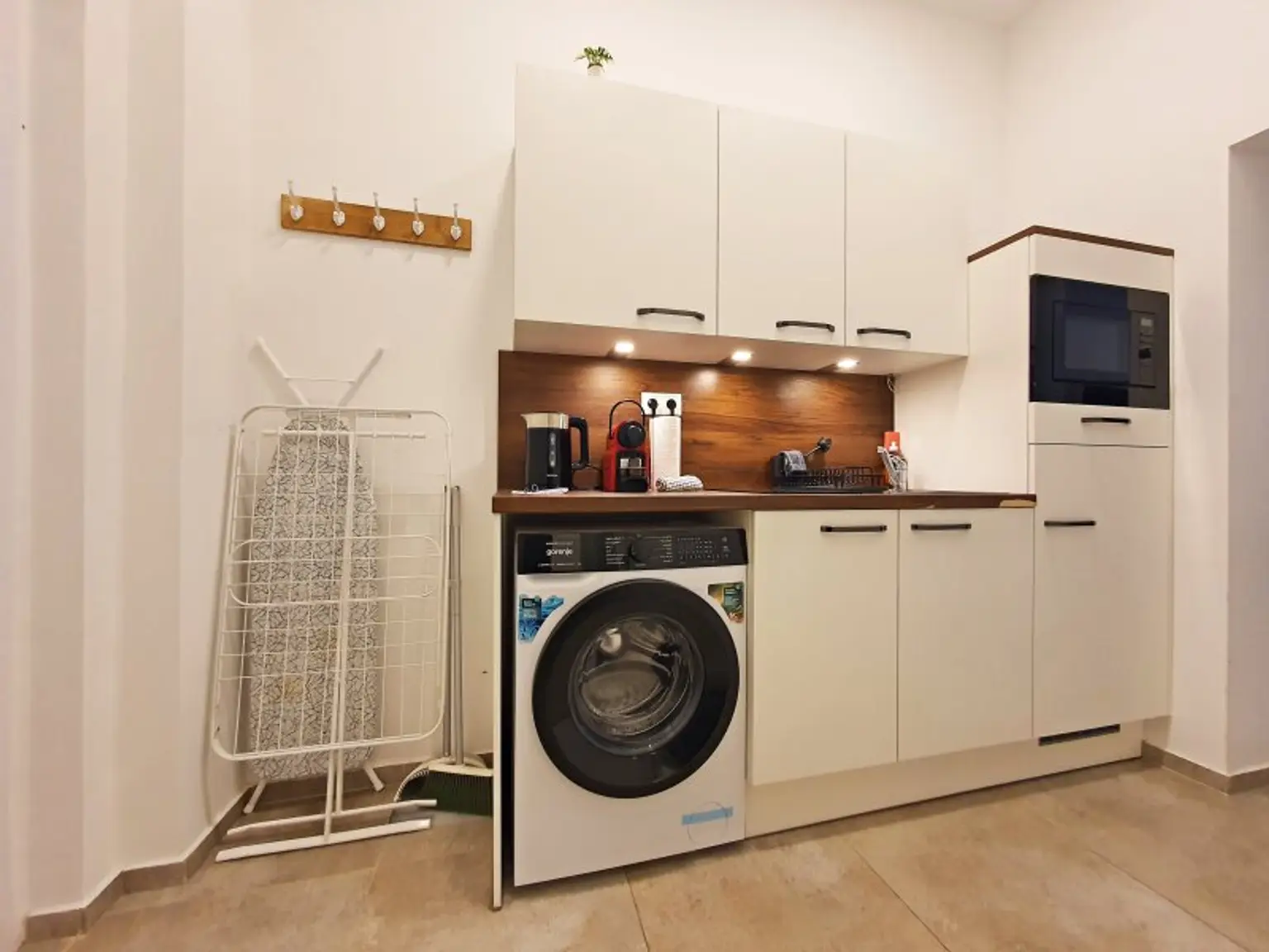 Wohnung-A: Einbauküche | Platz für kleine Garderobe