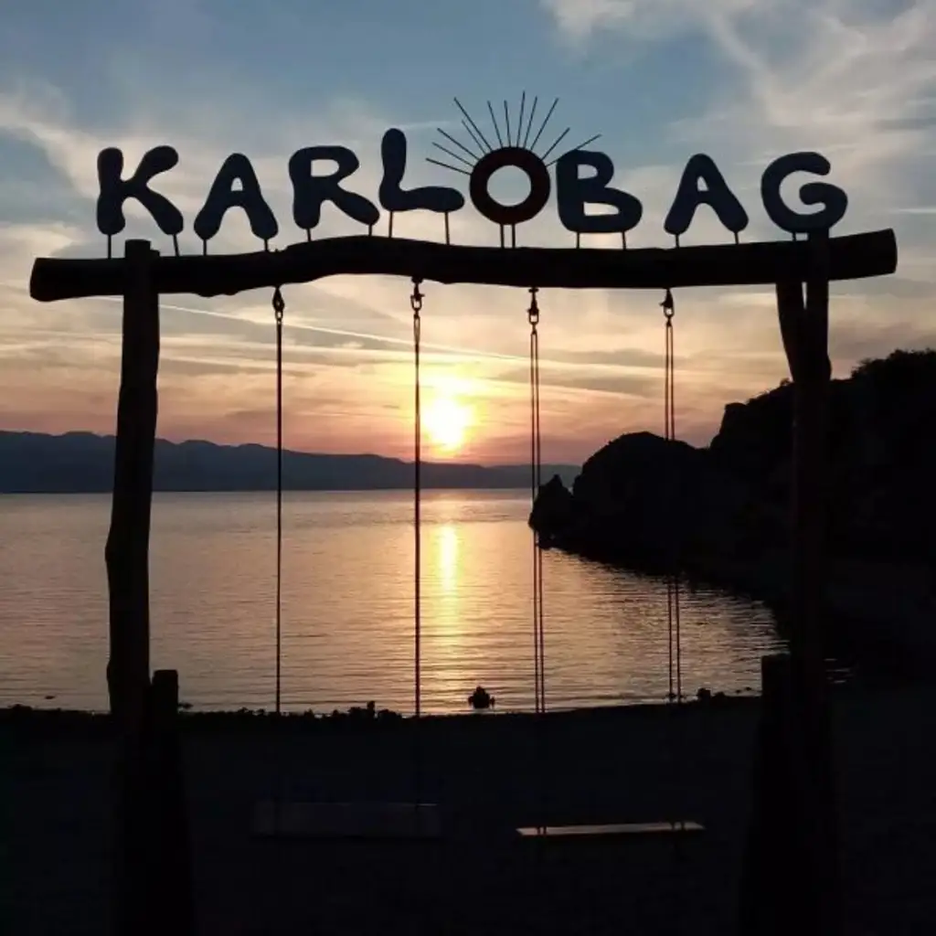 Neuwertige Etagenwohnung mit Terrasse und Blick auf das Meer