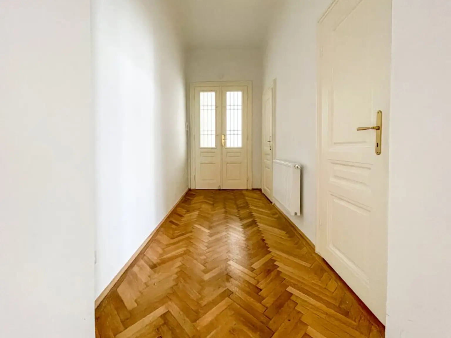 KOMPLETT HOFSEITIG: helle Stilaltbauwohnung mit separater Küche