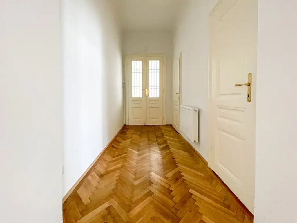 KOMPLETT HOFSEITIG: helle Stilaltbauwohnung mit separater Küche
