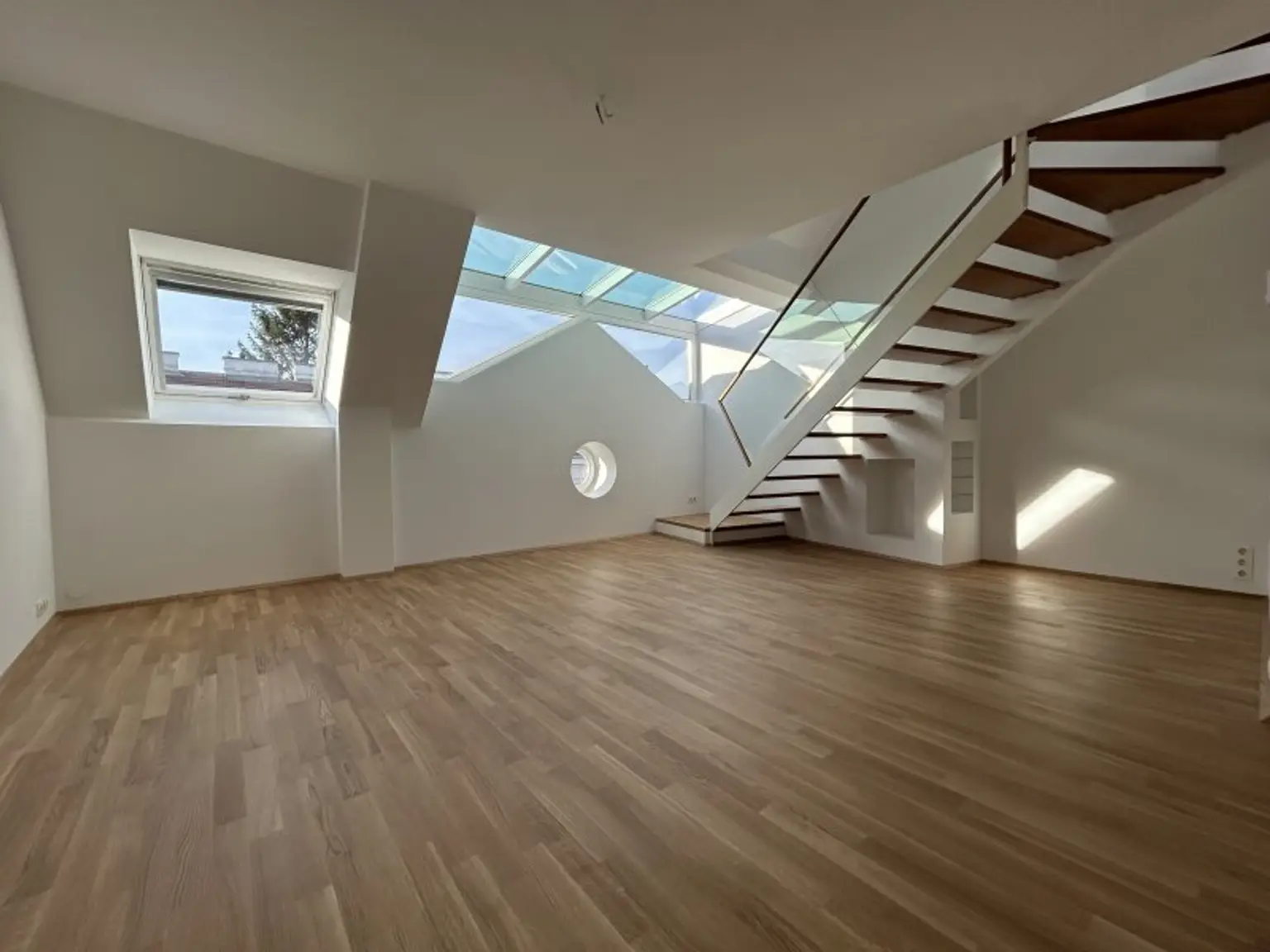 DACHGESCHOSS + 42m² TERRASSEN + FERNSICHT + SONNIG + RUHELAGE + TOPZUSTAND!