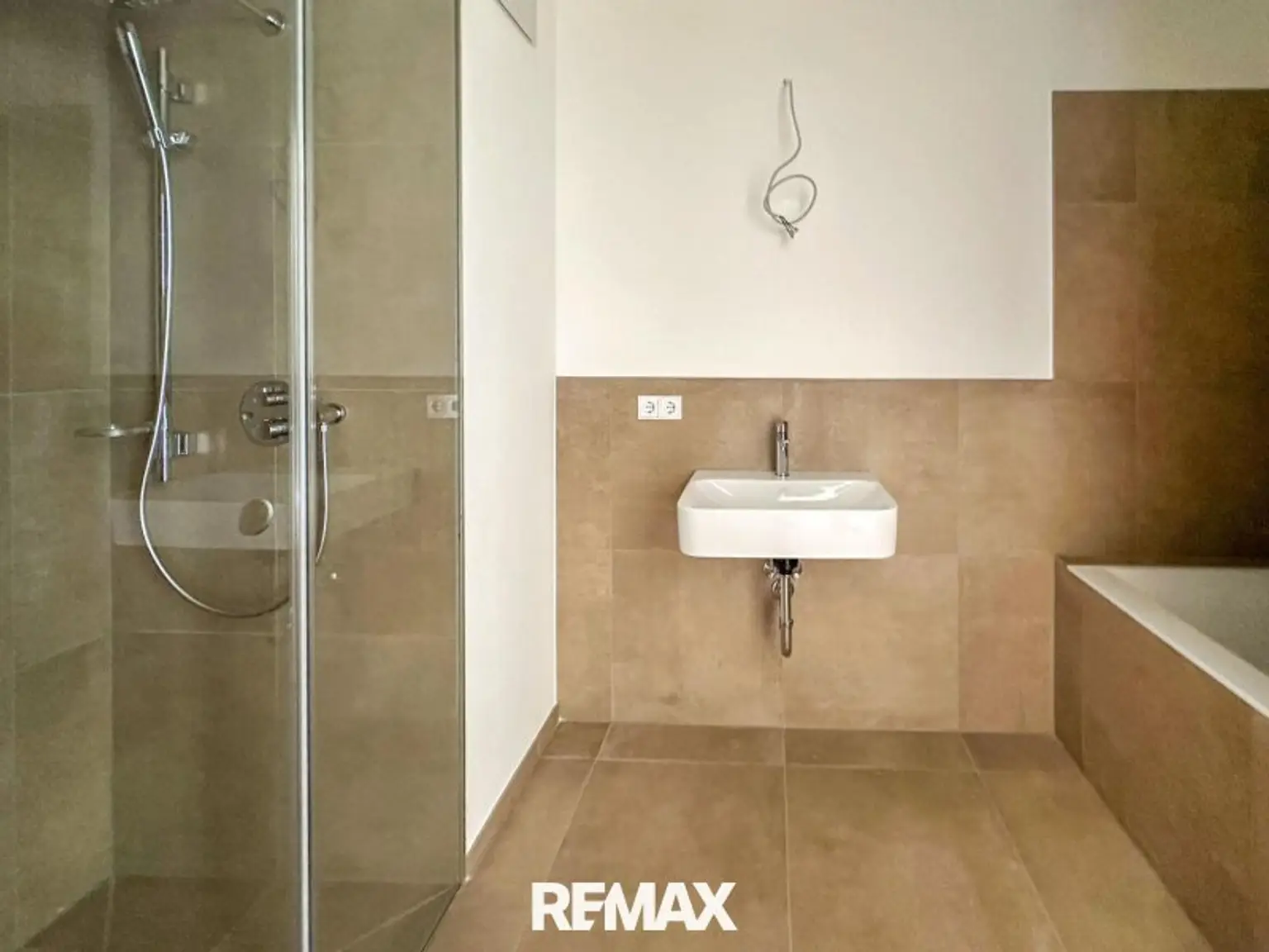 Badezimmer mit Badewanne und Dusche