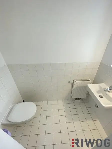 **ZENTRALE DACHGESCHOSSWOHNUNG INKL. TERRASSE**INNENHOFLAGE**2 ZIMMER**EINBAUKÜCHE**ecke Naschmarkt