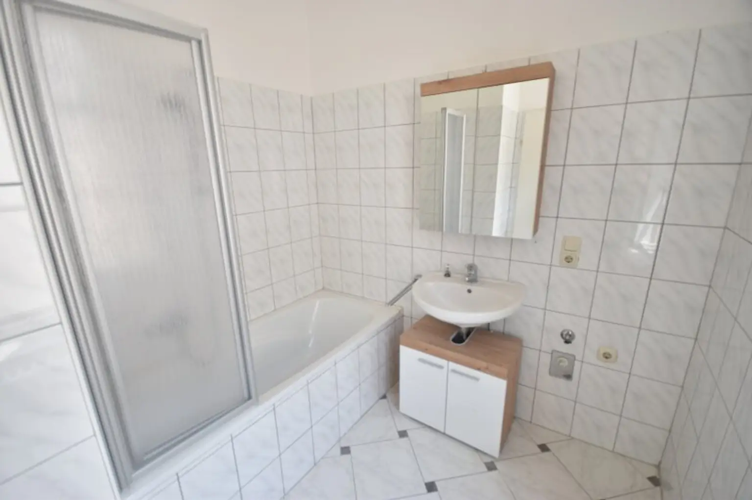 Sanitärbereich - Schöne und Helle 3 Zimmer Altbauwohnung nahe der Linzergasse Miete Rechte Altstadt Salzburg