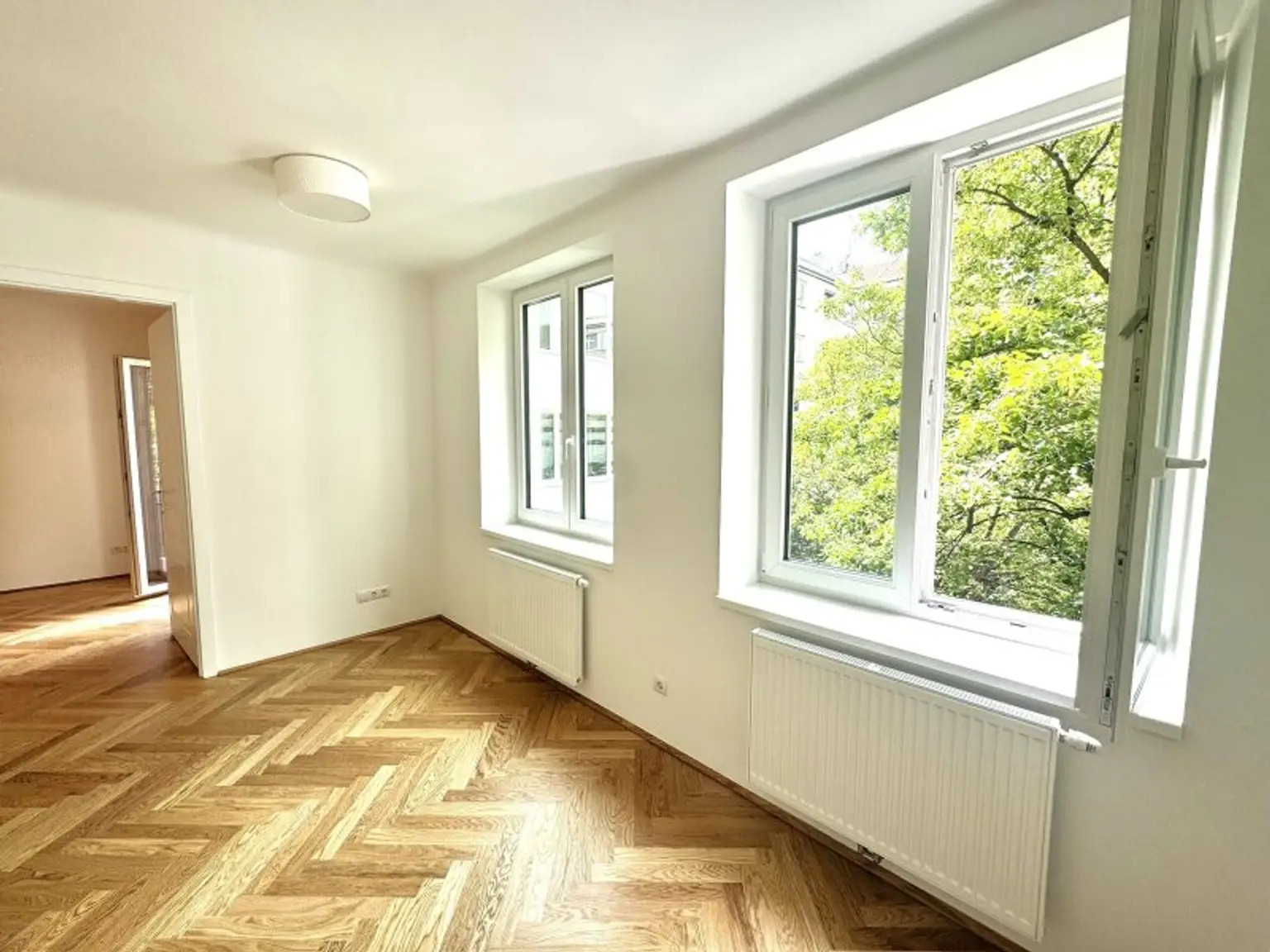 Schlafzimmer mit Blick ins Wohnzimmer