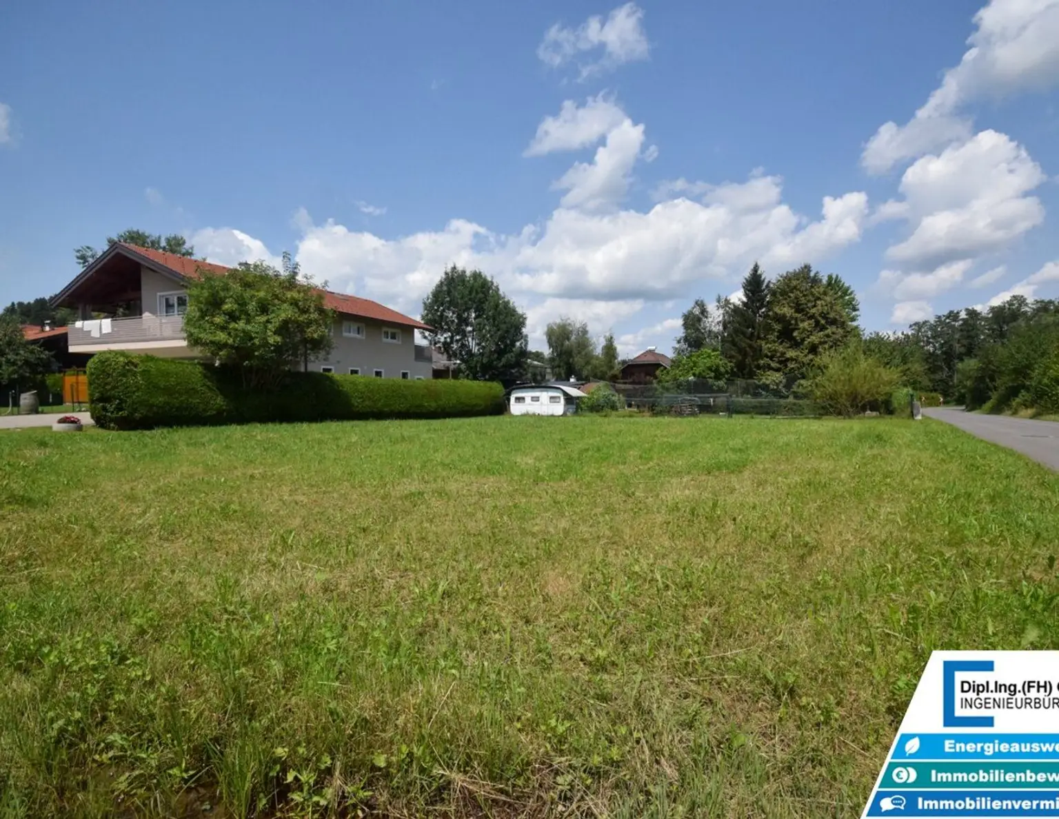 Nähe Salzburg - Traumhaftes Baugrundstück für EFH, DHH oder MFH - 1,3km vom Mattsee