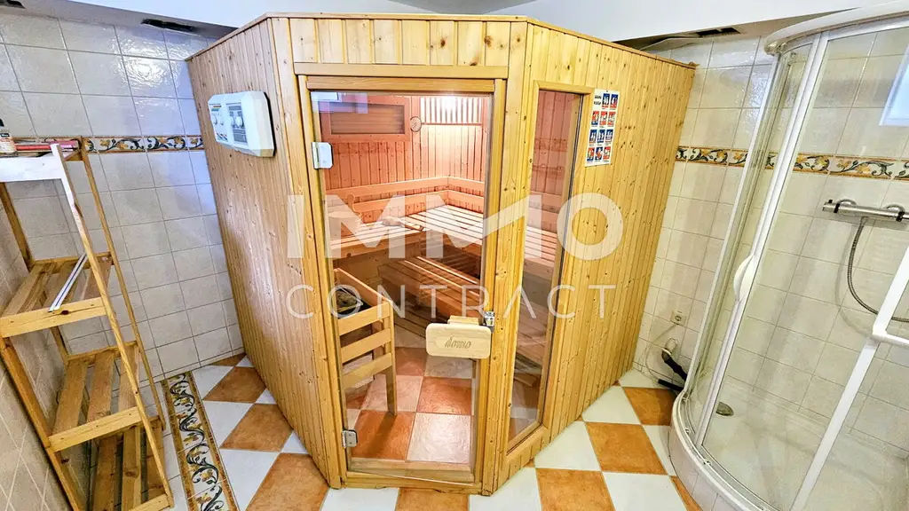 Familienfreundliches, lichtdurchflutetes  Traumhaus: 4 Schlafzimmer, Pool, Sauna und Gartenidylle