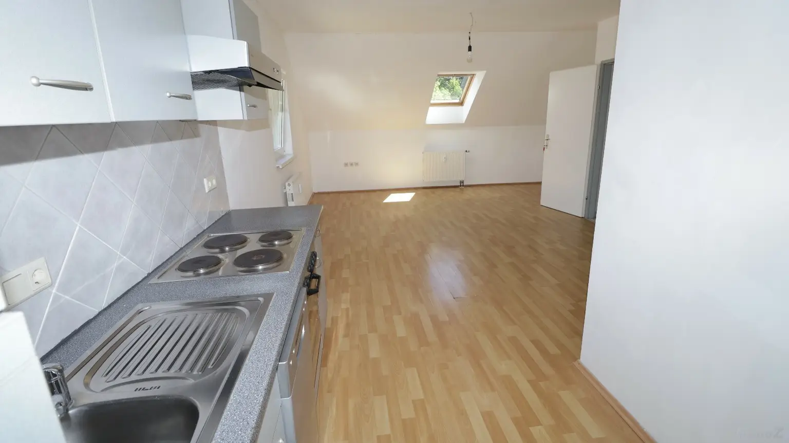 Wohnzimmer mit offener Küche.