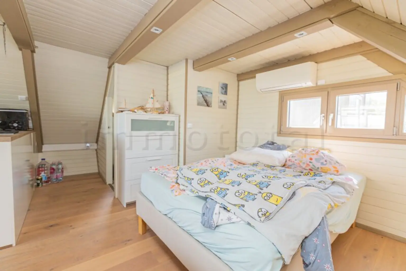 Neu adaptierte Spitzhütte in Toplage am offenen See