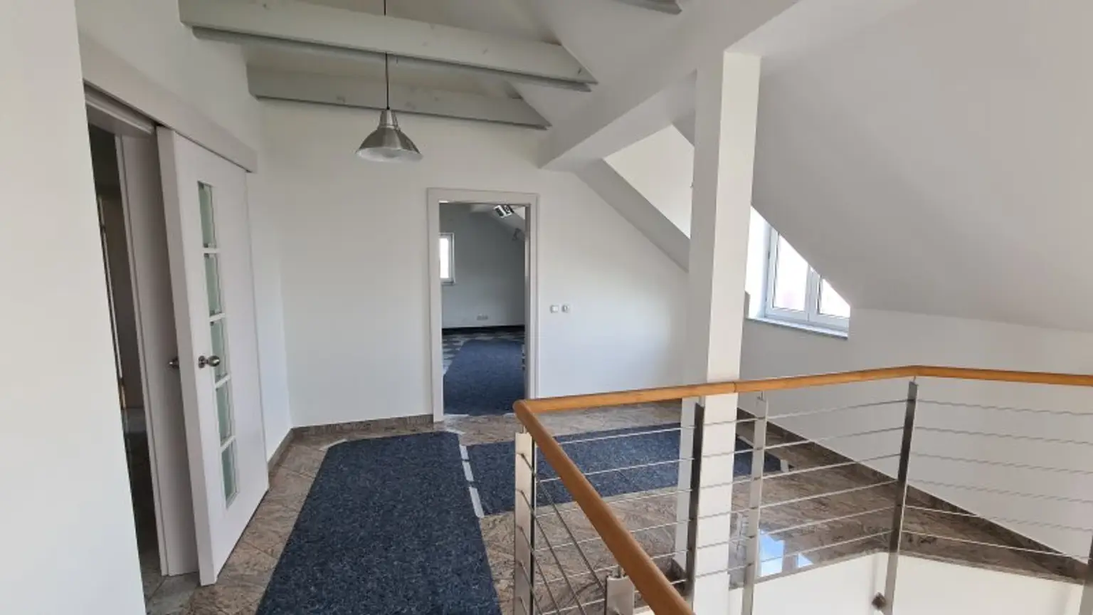 Sehr ruhige Siedlungslage - Riesige (teilbare)  Etagenwohnung mit 2 Balkonen, Garage, Sauna in einem sehr gepflegten Haus