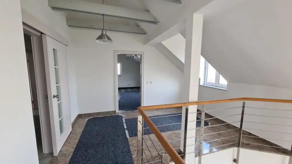 Sehr ruhige Siedlungslage - Riesige (teilbare)  Etagenwohnung mit 2 Balkonen, Garage, Sauna in einem sehr gepflegten Haus