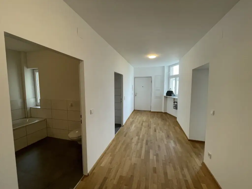 LOFTARTIGE DACHGESCHOSS-WOHNUNG -- 5 ZIMMER -- BALKON/RUHELAGE/KLIMA/U-BAHN -- UNBEFRISTET!