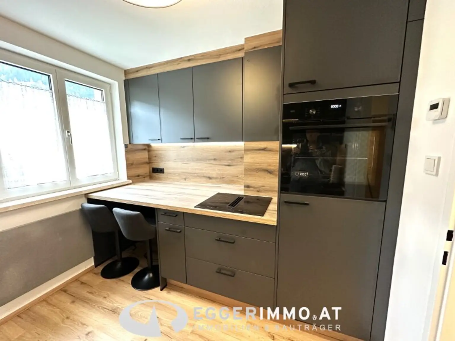 5710 Kaprun: Newly renovated 3-room apartment in a quiet location in Kaprun, near the center, available for rent from November 2025. Parking space available!