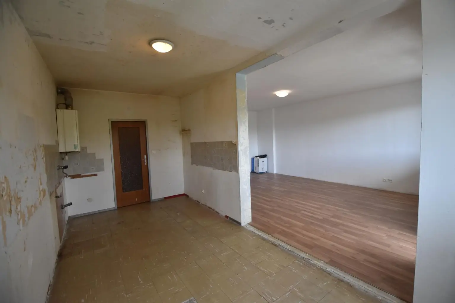Sanierungsbedürftige Eigentumswohnung mit Loggia