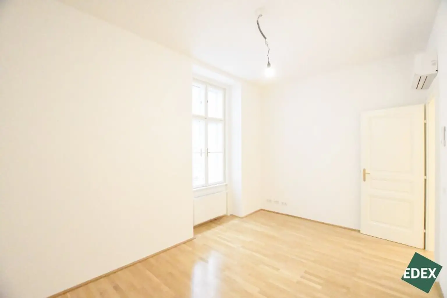 Modernes Altbau-Büro mit Parkblick