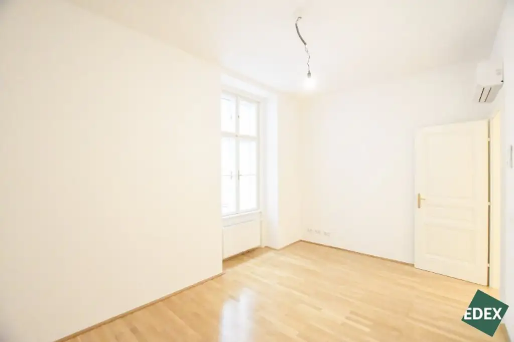 Modernes Altbau-Büro mit Parkblick