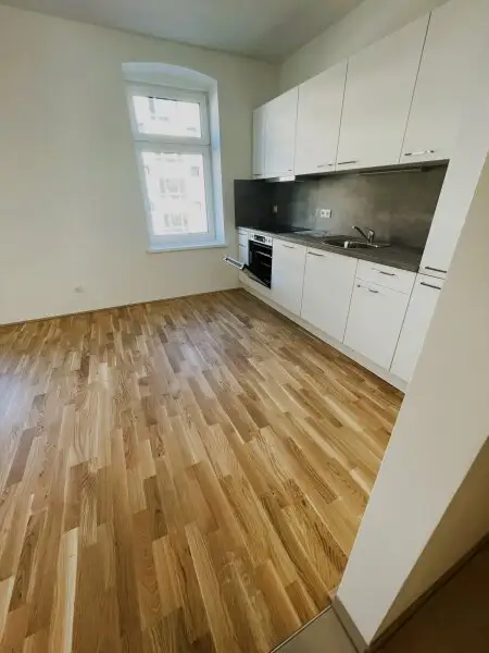 Sehr gut aufgeteilte 2-Zimmer Wohnung mit Loggia und Einbauküche!