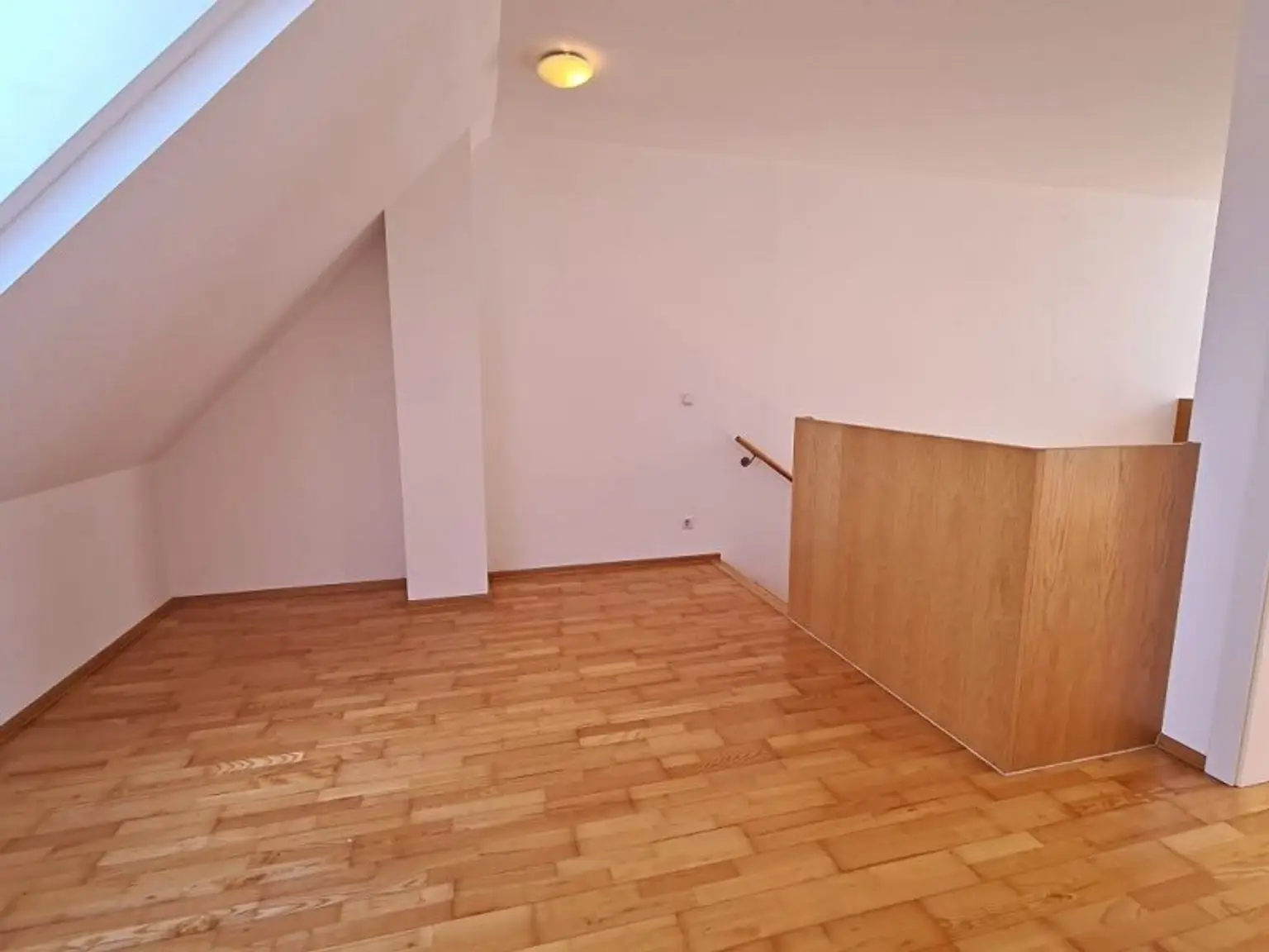 INNSTRASSE, FERNBLICK, unbefristete 97 m2 Dachgeschoß-Maisonette mit Loggia, 2 Zimmer, Komplettküche, Wannenbad, Parketten, gefördert