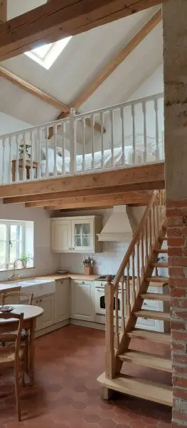 BURGIDYLL MIT NEUEM DACH UND ALTEN MAUERN IN MALERISCHER LANDSCHAFT INNEN SANIERUNGSBEDÜRFTIG