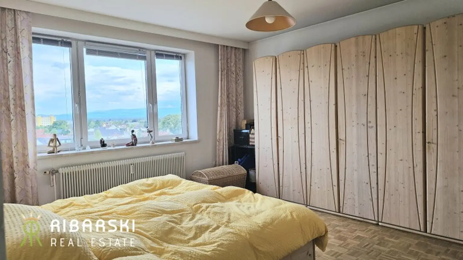 Fast wie ein Penthouse der 70er Jahre - großzügige Wohnung mit 4 Zimmern und drei Loggien - Garage inklusive