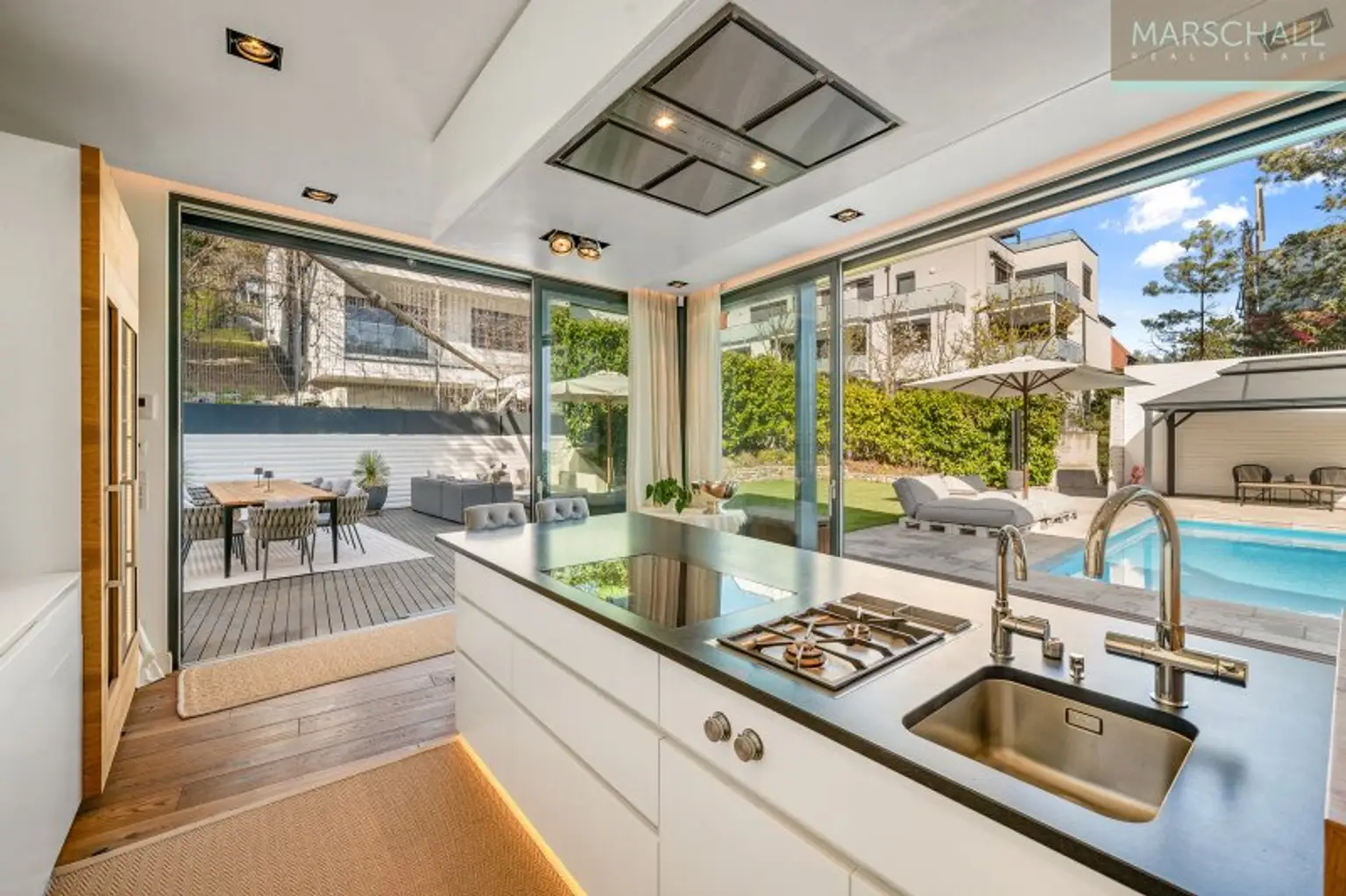 Vollausgestattete Küche mit Induktions- und Gasherd