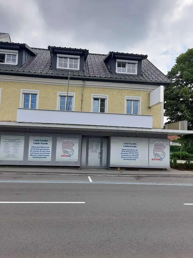 Perfekte Sichtbarkeit - günstiges Geschäftslokal / Büro mit großen Auslagen!