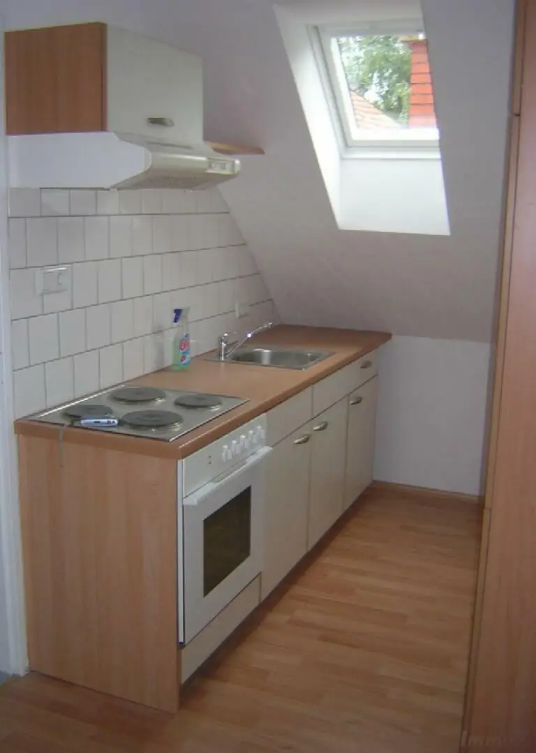 Kleine 2 Zimmer Wohnung im Dachgeschoss mit französischem Balkon.