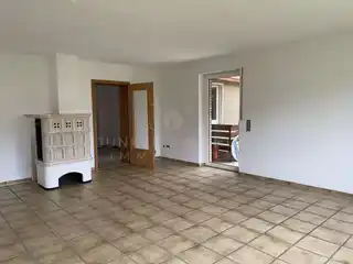 Wohnzimmer mit Kachelofen