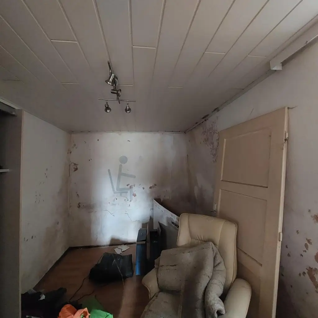 Mehrparteienhaus mit zwei Geschäftslokalen