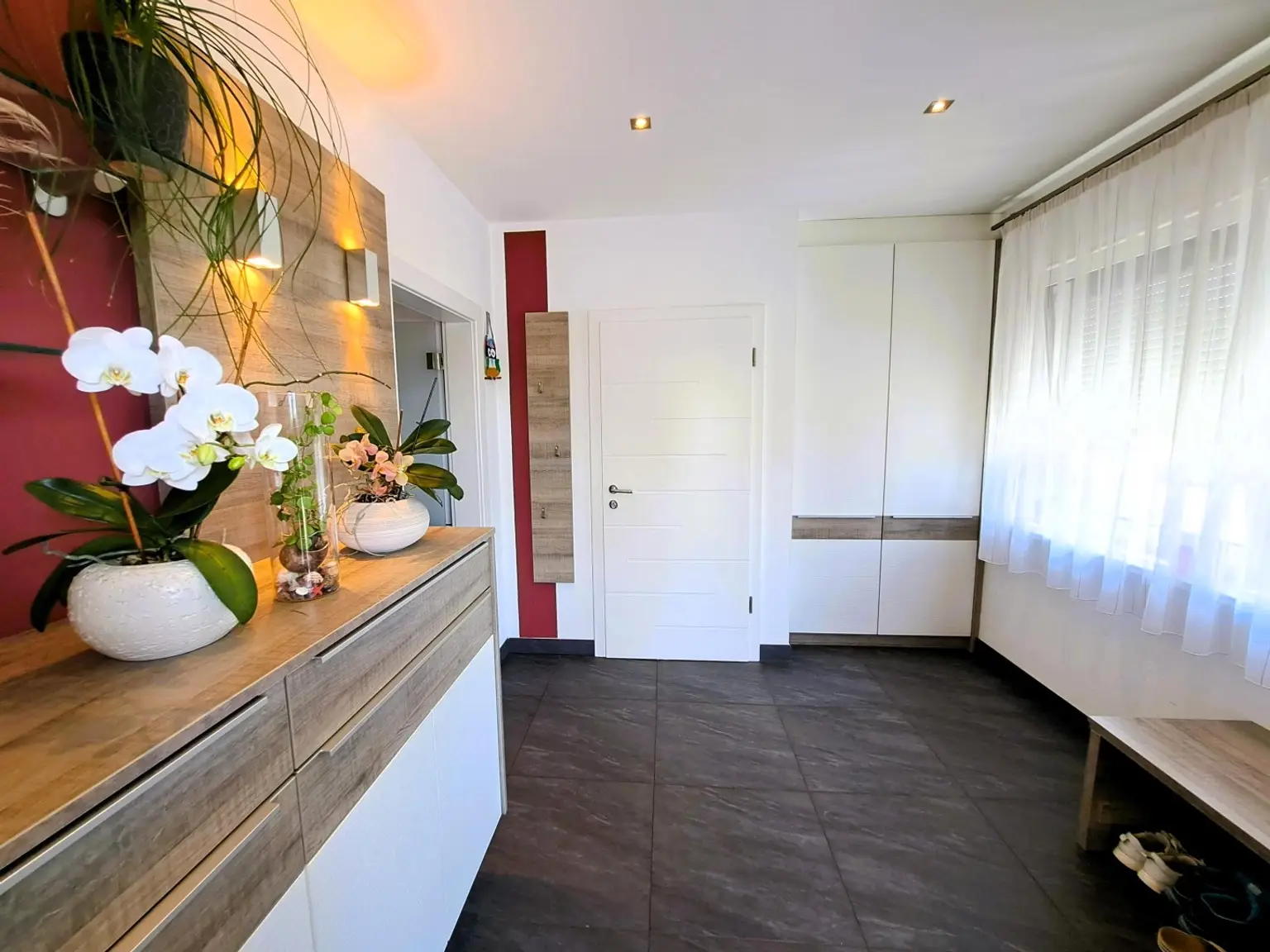 Wohnjuwel mit 2 Wohnungen (ca. 290 m² Wfl.), 2 Terrassen, Gartenareal mit Pool & Poolhaus - Neuzeug
