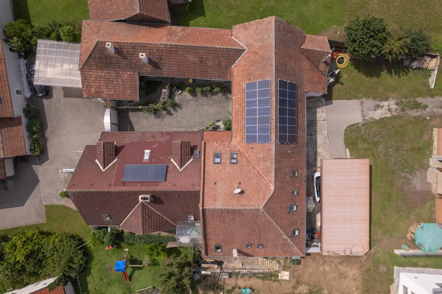 Großes Wohnhaus mit Heurigenlokal / 5 Gästezimmern und einem Miethaus
