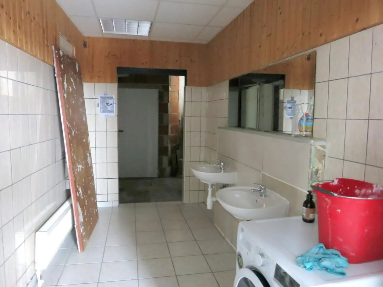 Sportstätte, Büro, Clubraum od. Lager  -  Renovierungsbedarf !